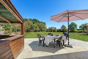 Outdoor dining - La Brosse Country House – Peace, Space & Nature Near Les Sables-d'Olonne (Saint-Julien-des-Landes)