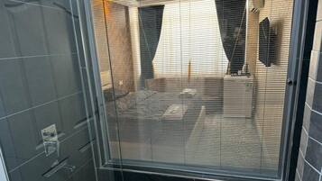 Deluxe Apartment, City View | Bathroom | Free toiletries, hair dryer, towels, soap