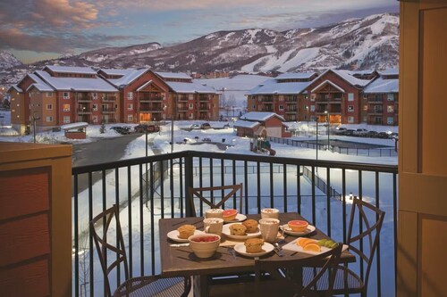 I Bedroom Deluxe Suite - Perfectly situated at the base of the mountain!