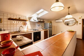 Cafetera y tetera, refrigerador, horno y tostadora 