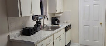 Lovely 2-bedroom house with AC in cool Port Richey