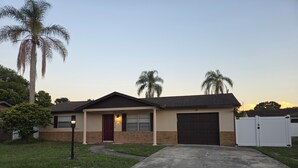 A residential house with a garage, a front porch, and a driveway. - Lovely 2-bedroom house with AC in cool Port Richey (Port Richey)