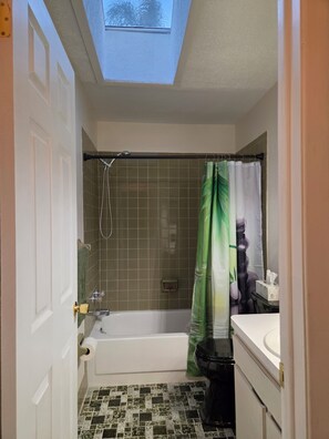 Dusche, Handtücher, Seife, Toilettenpapier