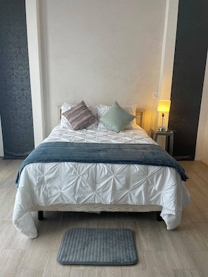 Habitación básica, balcón, vista al patio | Wifi gratis 