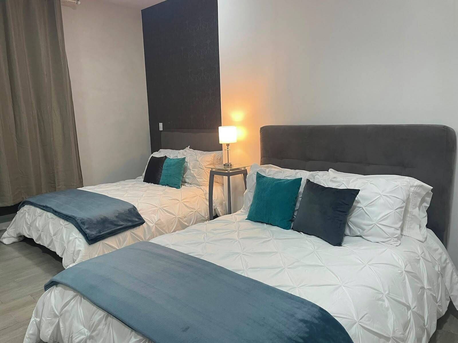Habitación cuádruple, balcón, vista al patio | Wifi gratis 