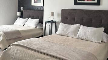 Habitación cuádruple, balcón, vistas al patio | Wifi gratis