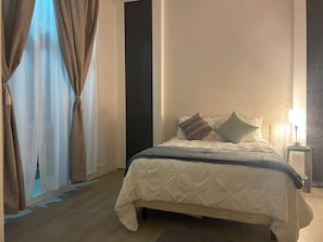 Habitación básica, balcón, vista al patio | Wifi gratis 