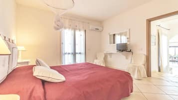 Habitación Deluxe con 1 cama doble o 2 individuales, vistas a la piscina | Caja fuerte, tabla de planchar con plancha, wifi gratis