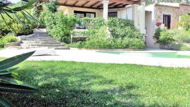 A house with a covered patio, a swimming pool, and a stone staircase leading to the entrance. - villa Passione (Palau)
