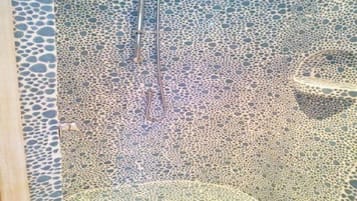 Habitación Deluxe con 1 cama doble o 2 individuales, vistas a la piscina | Baño | Bañera y ducha independientes y artículos de higiene personal gratuitos