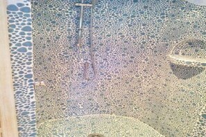 Quarto casal ou duplo luxo, vista para a piscina | Banheiro | Banheira e chuveiro separados, produtos de toalete grátis