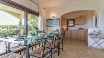 Habitación Deluxe con 1 cama doble o 2 individuales, vistas a la piscina | Restauración