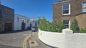 A street with a ticket machine, a stone building, and a brick building. - 2BDR 2BA Upside Down House with Sunny Balcony (Dublin)