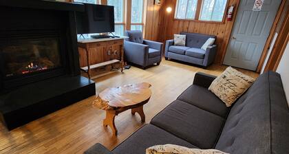 Cozy stay at Haliburton Forest. Trails, Wolf Centre, Canopy Tour, 100 lakes!