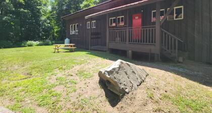 Cozy stay at Haliburton Forest. Trails, Wolf Centre, Canopy Tour, 100 lakes!