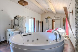 Bathroom - Holiday Home "Villa Valentina" Steps from Parc Spirou and Wave Island (Althen-des-Paluds)