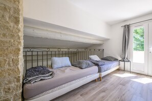 5 bedrooms, WiFi, bed sheets