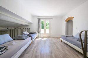 Room - Holiday Home "Villa Valentina" Steps from Parc Spirou and Wave Island (Althen-des-Paluds)