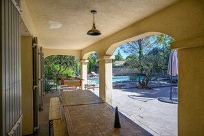Outdoor dining - Holiday Home "Villa Valentina" Steps from Parc Spirou and Wave Island (Althen-des-Paluds)