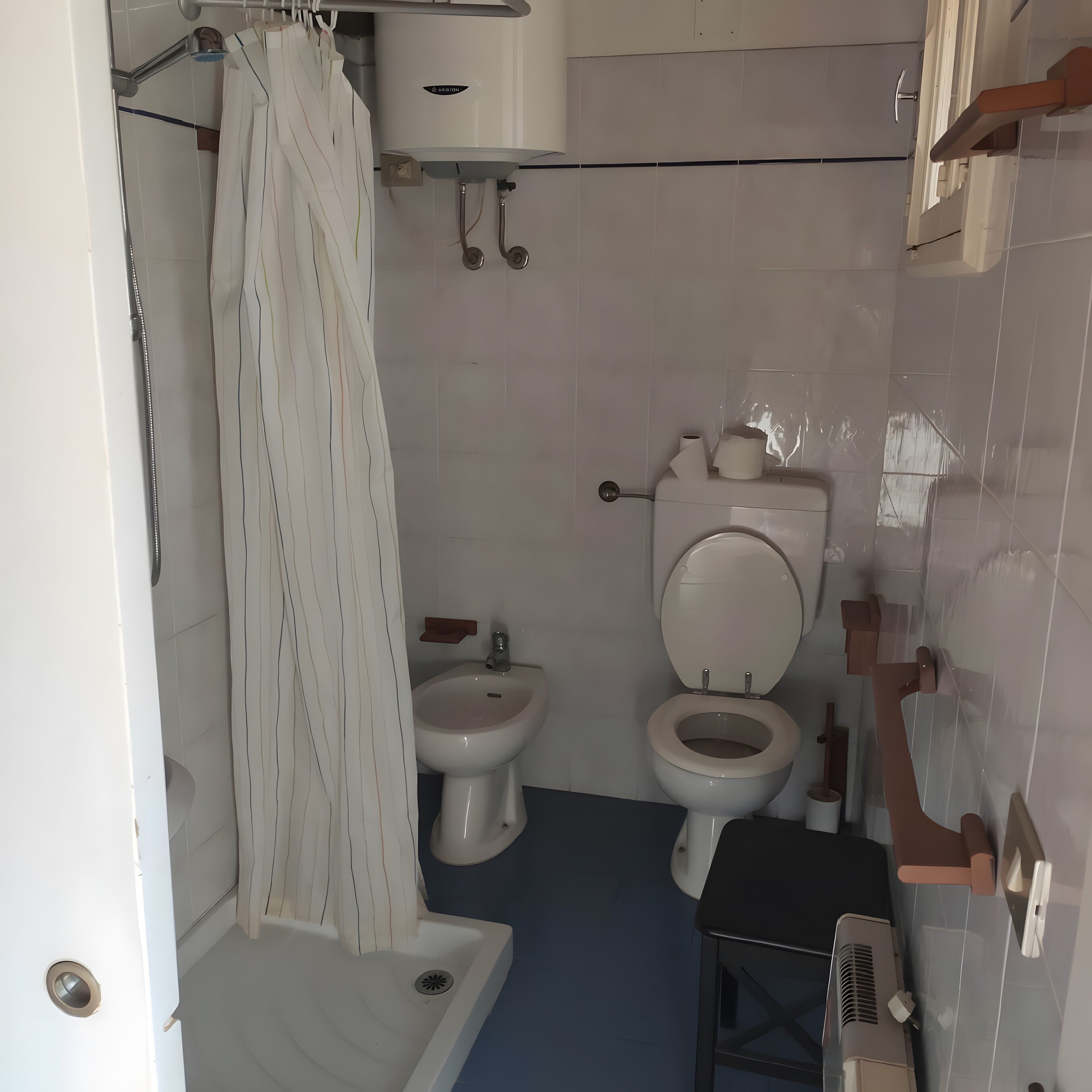 Un bagno con doccia, un water e un bidet.