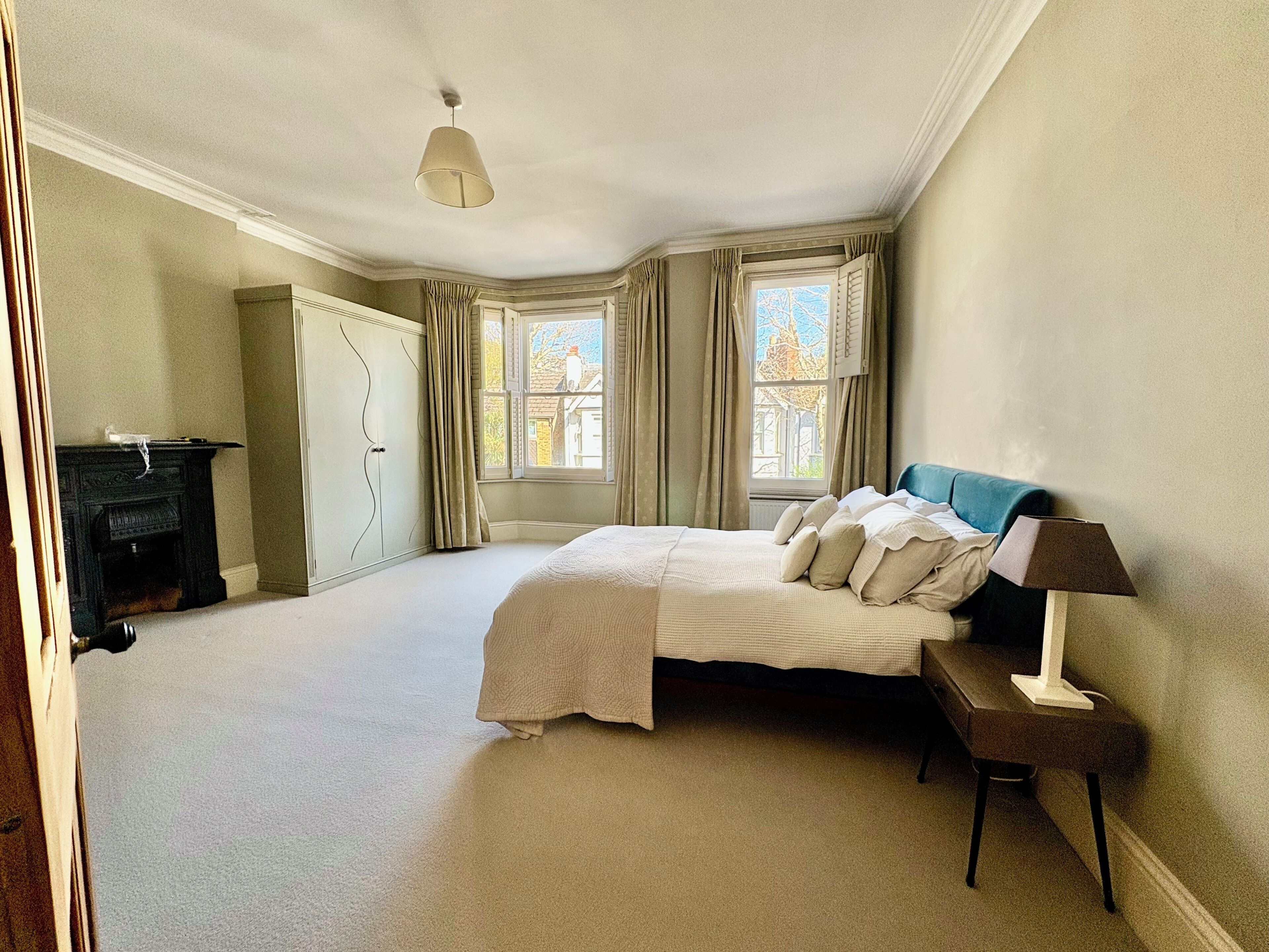 5 bedrooms, iron/ironing board, WiFi, bed sheets