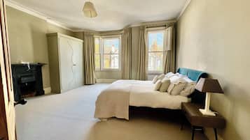 5 bedrooms, iron/ironing board, WiFi, bed sheets