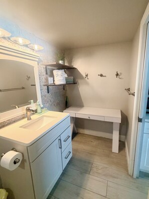 Hair dryer, towels, soap, toilet paper - Bid-a-wee Beach Studio Condo (Panama City Beach)