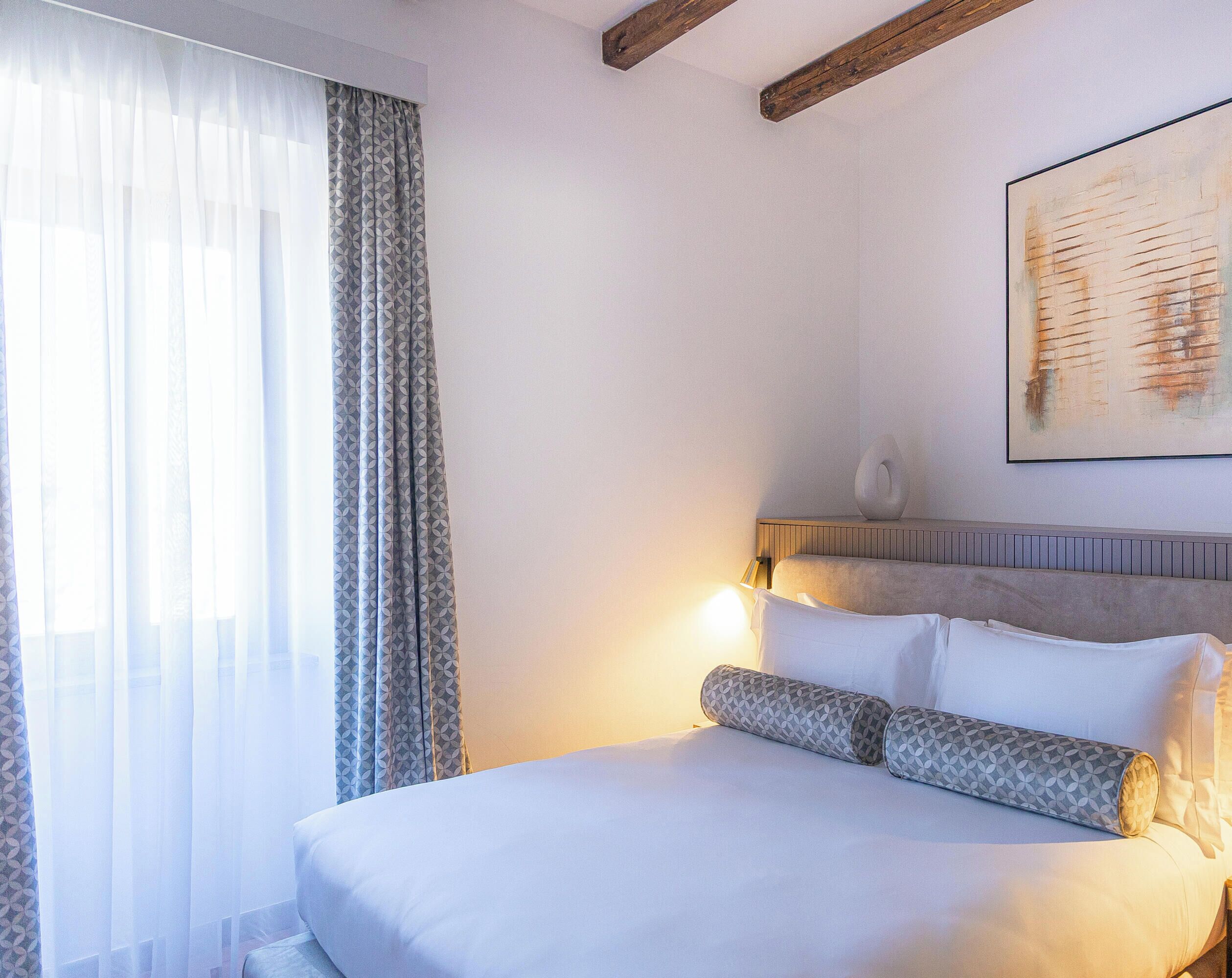 Superior appartement, uitzicht op meer | Een kluis op de kamer, verduisterende gordijnen, gratis wifi