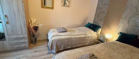 3 bedrooms, iron/ironing board, internet, bed sheets