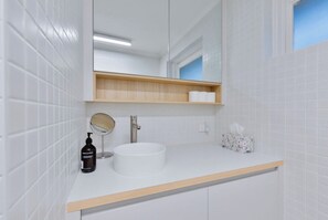Bathroom - Stylish Brunswick Retreat w Free Parking Near City (Brunswick)