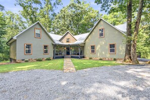 Exterior - Great for gatherings, hot tub, sauna, gas grill, firepit, gameroom, outdoor seating (Leicester)