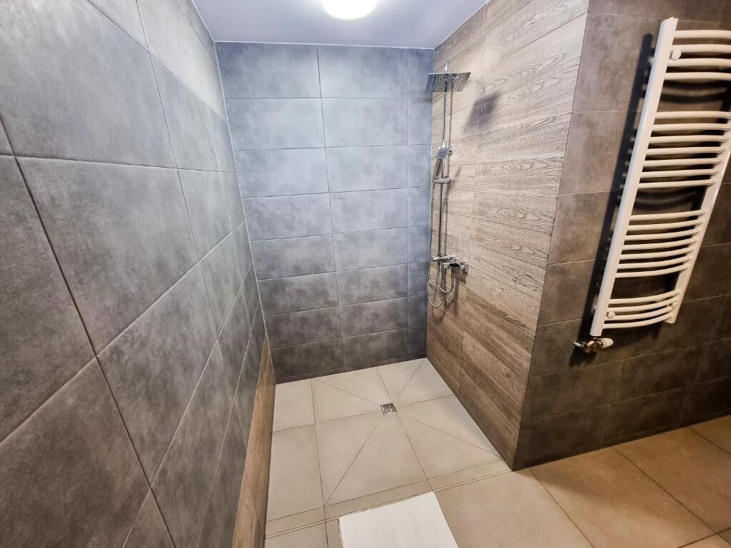 Habitación triple superior | Baño | Secadora de cabello, toallas, jabón, shampoo 