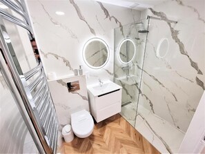 Haartrockner, Handtücher, Seife, Shampoo