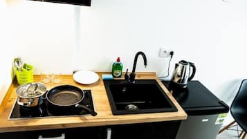 Refrigerador, parrilla de estufa y utensilios de cocina