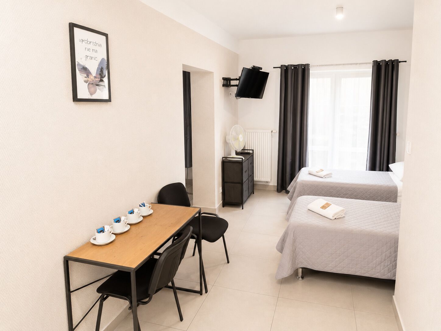 Deluxe-Vierbettzimmer, Mehrere Betten | Verdunkelungsvorhänge, Bügeleisen/Bügelbrett, kostenloses WLAN