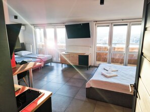 Superior-Vierbettzimmer, Stadtblick | Eigene Küche | Kühlschrank, Herdplatte, Kochgeschirr/Geschirr/Besteck