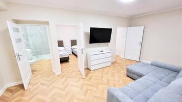 Apartemen | Tirai kedap cahaya, setrika/meja setrika, dan Wi-Fi gratis