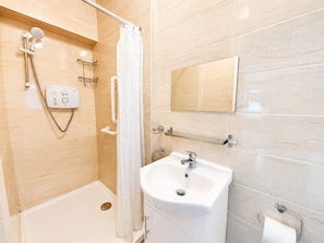 Shower, shampoo