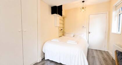 Cosy Studio Near Blackrock Village and DART