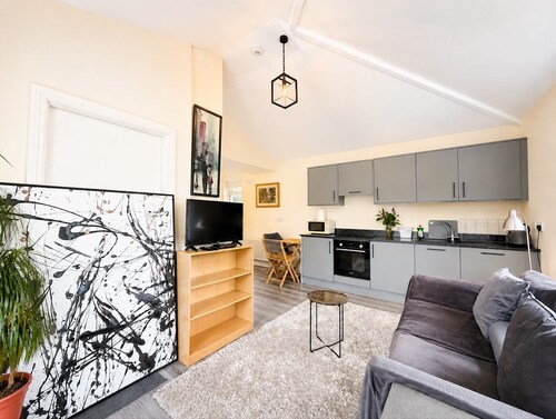 Cosy Studio Near Blackrock Village and DART