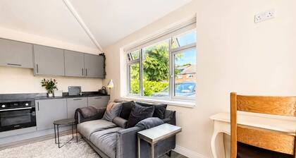 Cosy Studio Near Blackrock Village and DART
