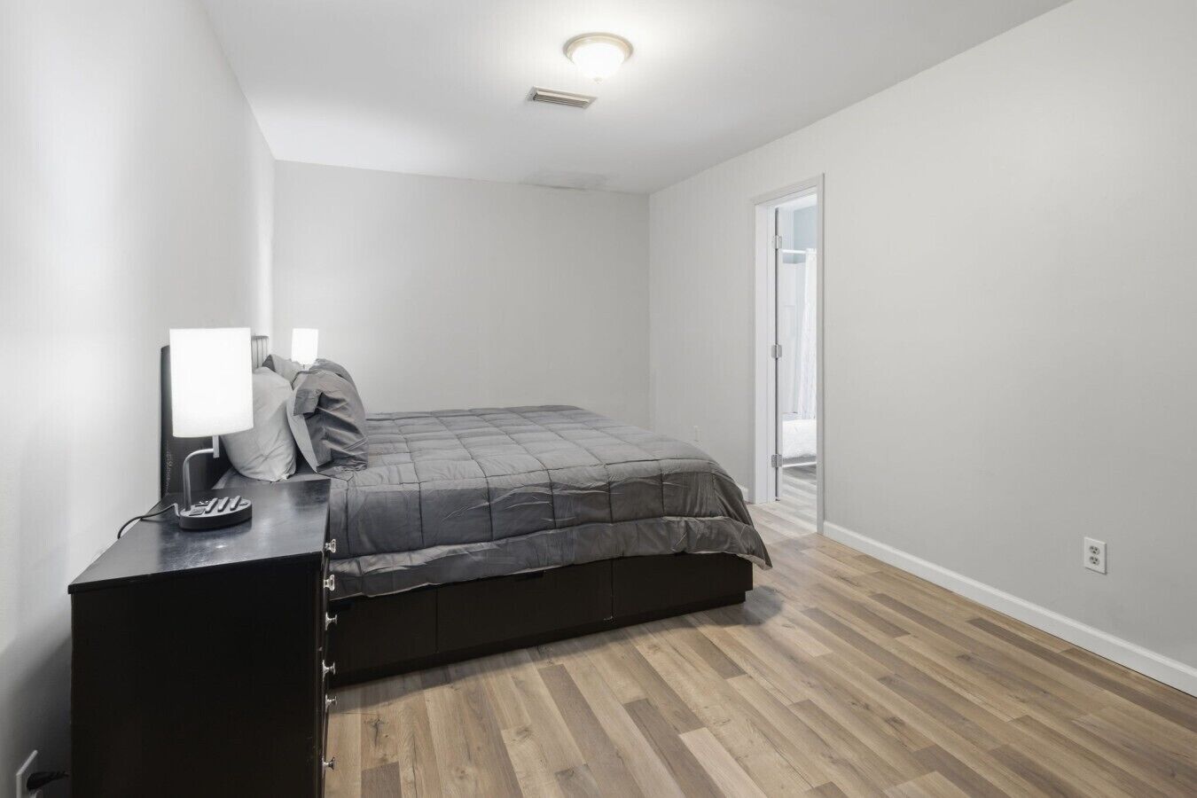 3 bedrooms, desk, iron/ironing board, WiFi