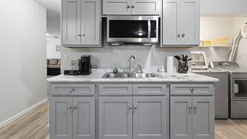 Coffee/tea maker, fridge, microwave, oven