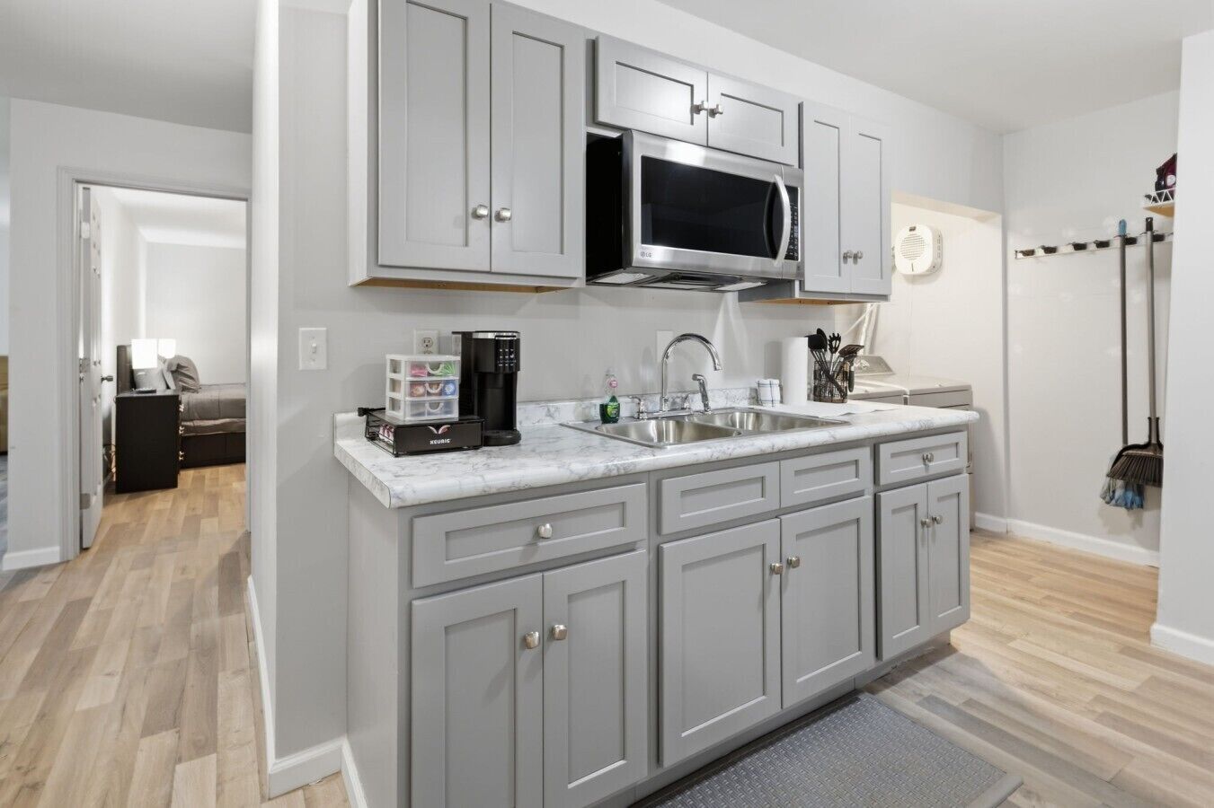 Coffee/tea maker, fridge, microwave, oven