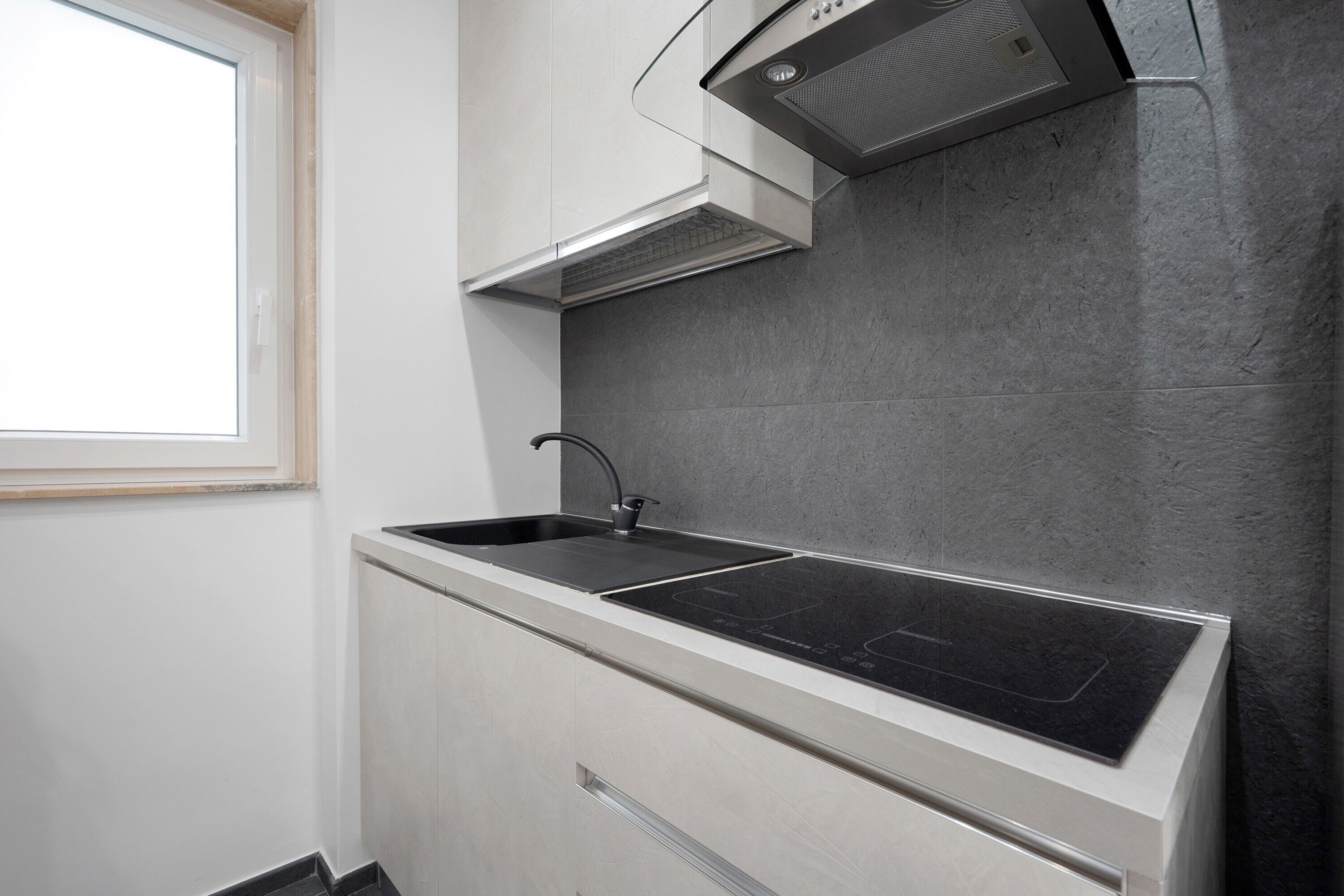 Wasserkocher mit Kaffee-/Teezubehör, Kühlschrank, Mikrowelle, Herdplatte
