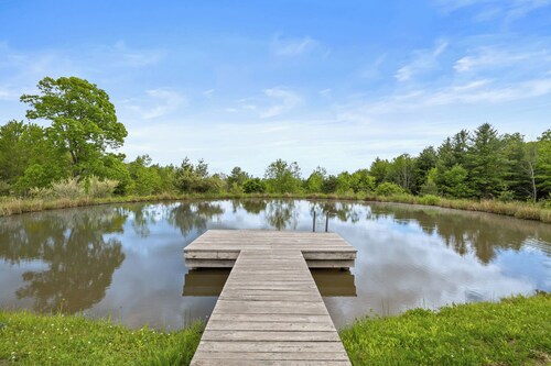 Hilltop Oasis - Epic Views, Pond & 30 Acres