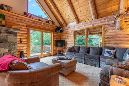 Log Cabin Retreat on Private Vermont Estate