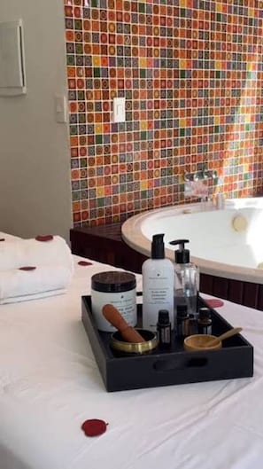 Un sauna, una bañera de hidromasaje, baño turco