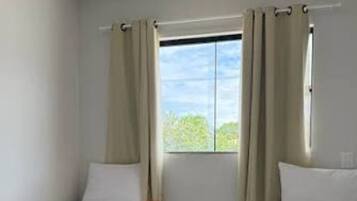 Ropa de cama hipoalergénica y caja de seguridad en la habitación