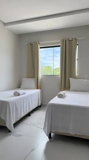 Ropa de cama hipoalergénica y caja de seguridad en la habitación 